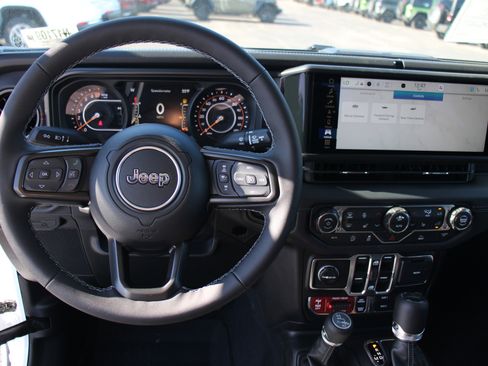 Used 2026 Jeep Gladiator Rubicon w/ Technology Group AWD/4WD image 8