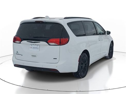 Used 2020 Chrysler Pacifica Touring-L image 4