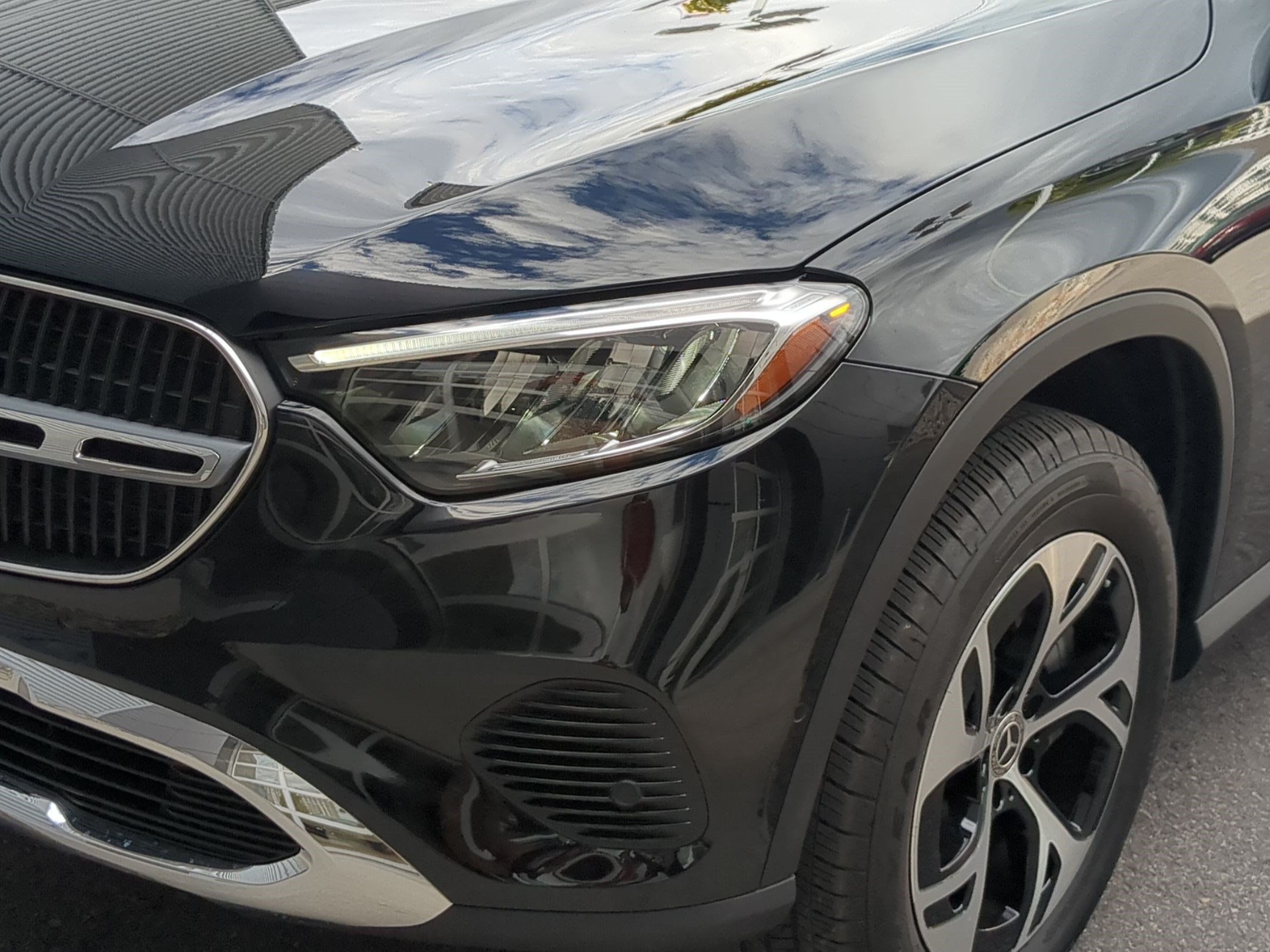 Used 2025 Mercedes-Benz GLC 350e 4MATIC image 9
