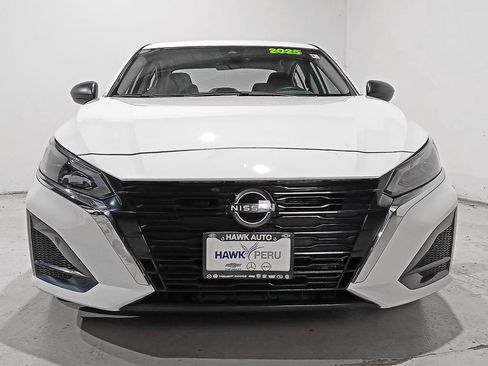 Used 2025 Nissan Altima 2.5 SV FWD image 2