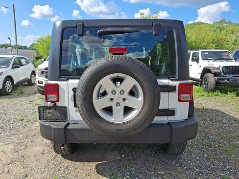 Used 2013 Jeep Wrangler Unlimited Sport w/ Connectivity Group AWD/4WD image 5