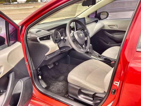 Used 2020 Toyota Corolla LE FWD image 3