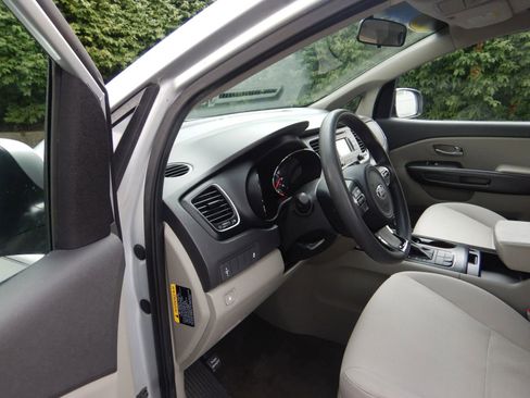 Used 2016 Kia Sedona LX image 12