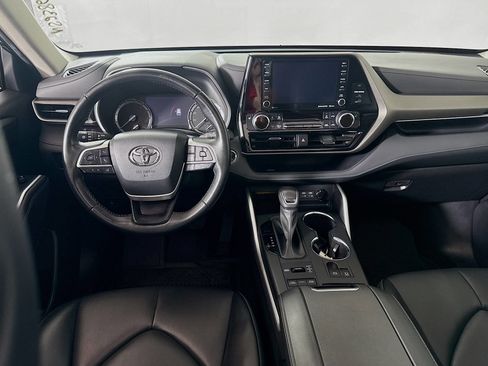 Certified 2022 Toyota Highlander XLE image 24