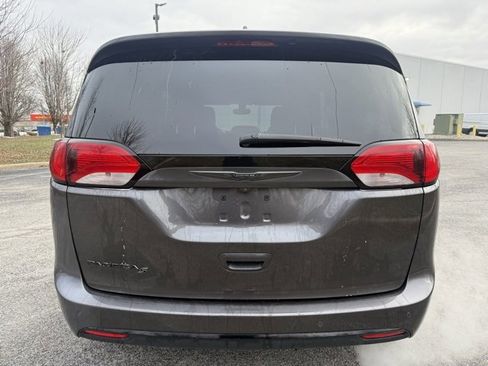 Used 2018 Chrysler Pacifica Touring-L Plus w/ S Appearance Package image 3