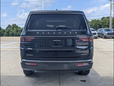 Used 2022 Jeep Wagoneer Series III w/ Premium Group I AWD/4WD image 8