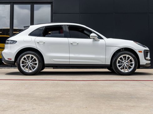 Certified 2025 Porsche Macan image 12