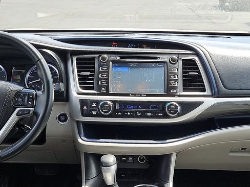 Used 2019 Toyota Highlander Limited FWD image 11