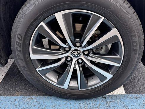 Used 2021 Toyota Venza LE AWD/4WD image 28