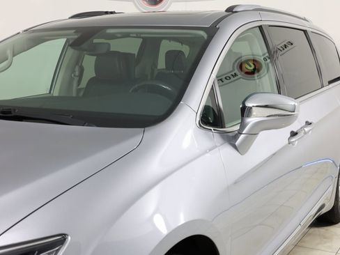 Used 2019 Chrysler Pacifica Limited image 51