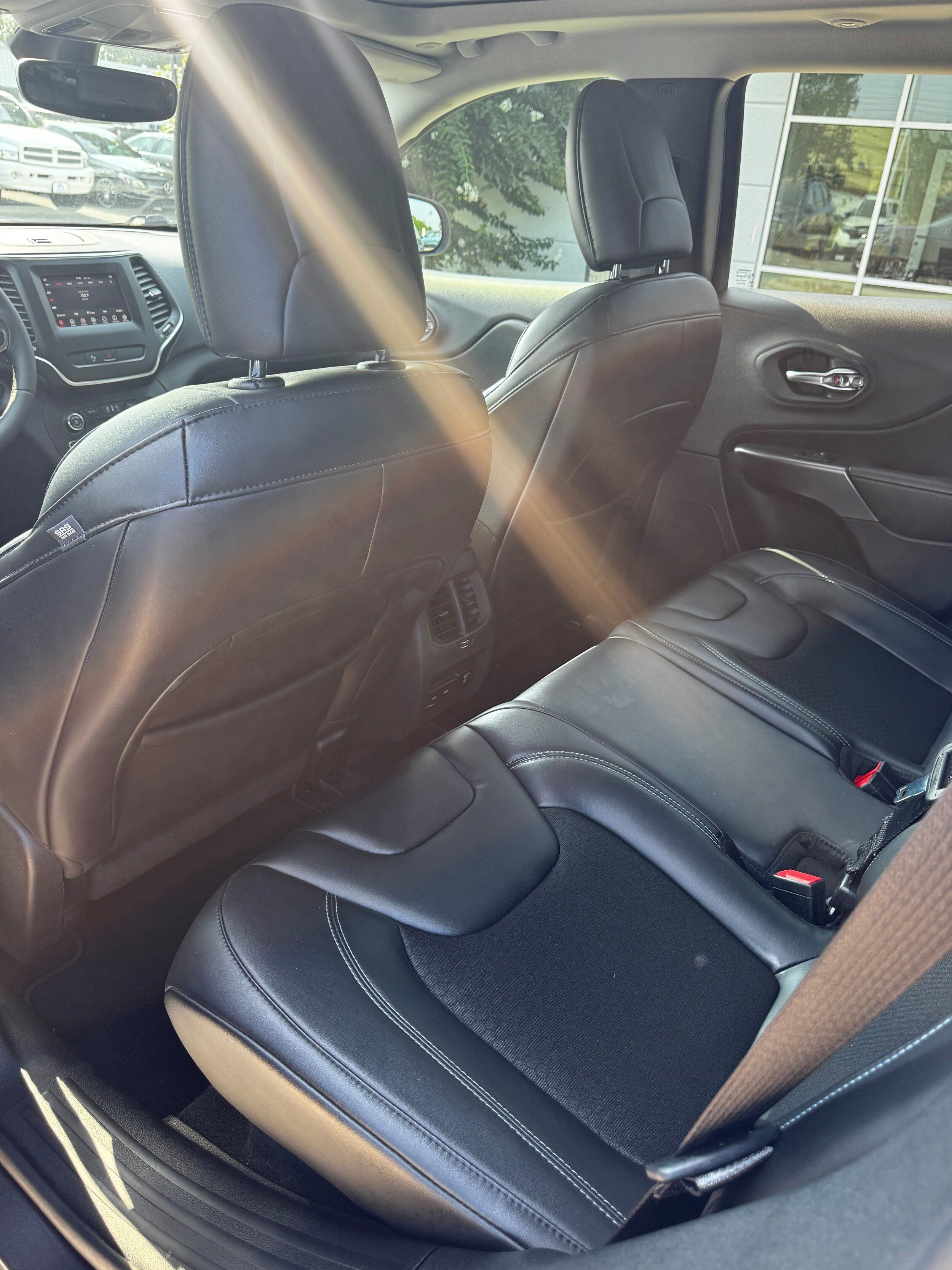 Used 2020 Jeep Cherokee Latitude Plus w/ Comfort/Convenience Group FWD image 4