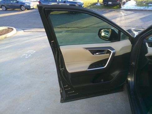 Used 2022 Toyota RAV4 XLE image 17