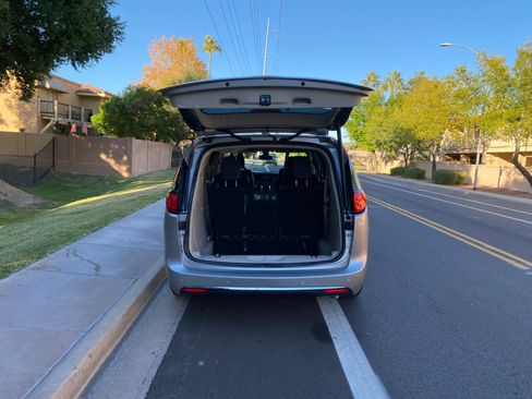 Used 2017 Chrysler Pacifica Touring-L image 6