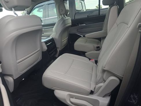 Used 2024 Jeep Wagoneer L Series III w/ Premium Group I AWD/4WD image 11