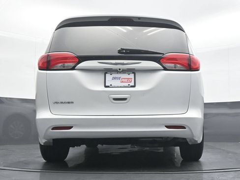 Used 2020 Chrysler Voyager L FWD image 30