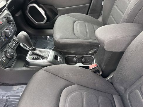 Used 2018 Jeep Renegade Latitude w/ Cold Weather Group AWD/4WD image 21