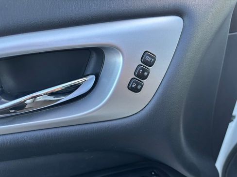 Used 2018 Nissan Pathfinder Platinum image 16