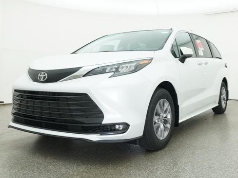 New 2026 Toyota Sienna XLE FWD image 19