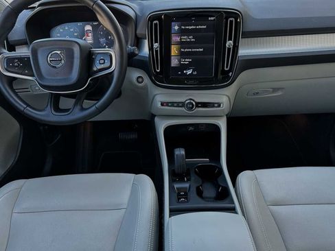 Used 2020 Volvo XC40 T4 Momentum FWD image 4