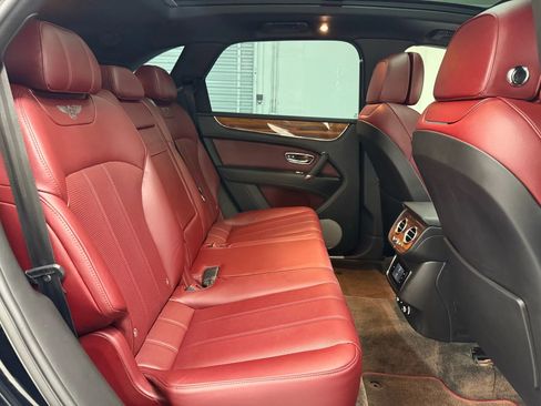 Used 2019 Bentley Bentayga image 41