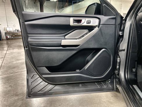 Used 2022 Ford Explorer Limited w/ Limited Technology Package image 19