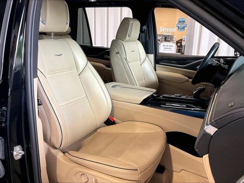 Used 2024 Cadillac Escalade Premium Luxury RWD image 24