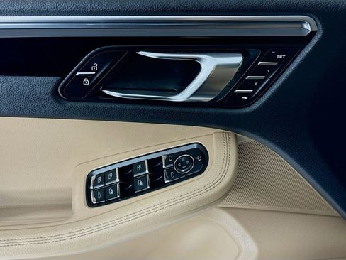 Certified 2023 Porsche Macan AWD/4WD image 11