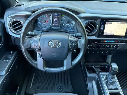 Used 2016 Toyota Tacoma TRD Off-Road w/ Premium & Technology Package AWD/4WD image 16