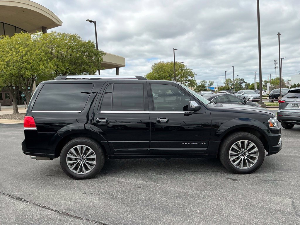 Used 2017 Lincoln Navigator Select AWD/4WD image 2