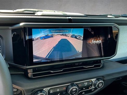 Used 2025 Jeep Wrangler Sahara image 19