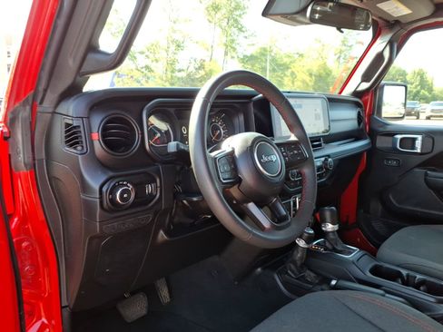 Used 2024 Jeep Wrangler Unlimited Rubicon AWD/4WD image 7