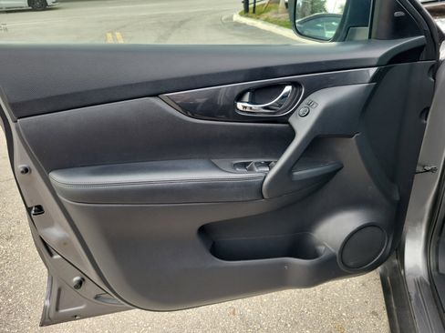 Used 2017 Nissan Rogue SV image 18