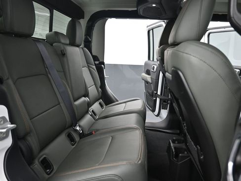 Used 2025 Jeep Gladiator Mojave w/ Convenience Group image 27