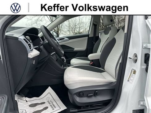 New 2026 Volkswagen Taos SE FWD image 12