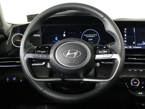 Certified 2025 Hyundai Elantra Limited image 39