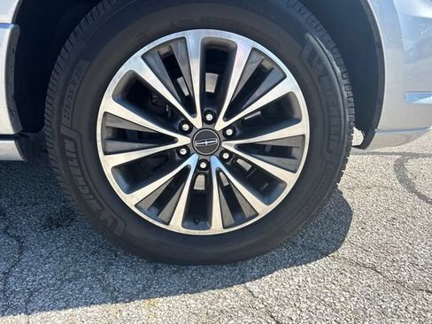 Used 2016 Lincoln Navigator Select AWD/4WD image 3