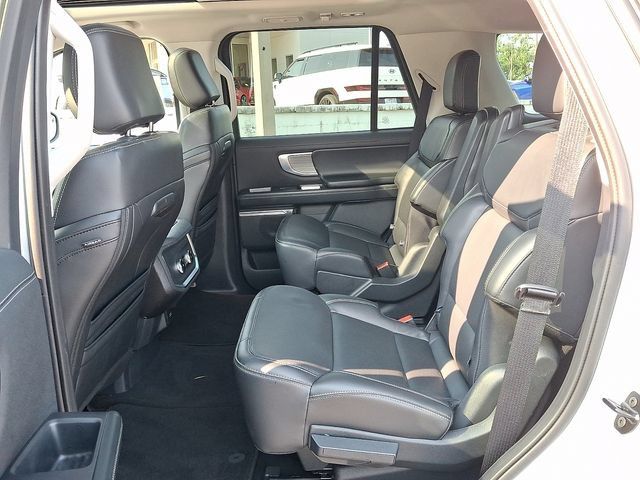 Used 2025 Ford Expedition Platinum AWD/4WD image 10