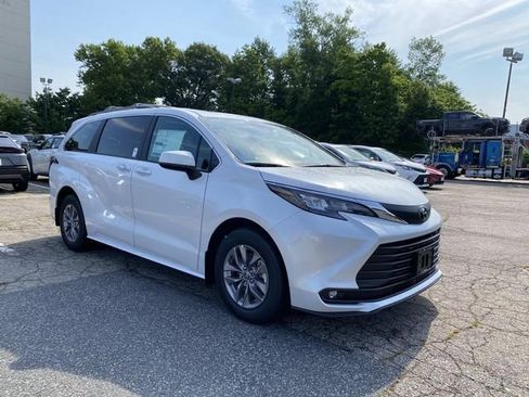 New 2026 Toyota Sienna XLE FWD image 1
