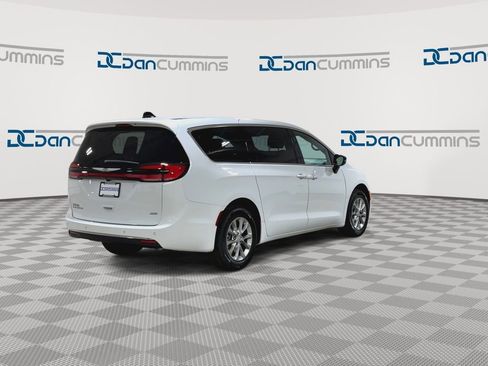 New 2026 Chrysler Pacifica Select image 8
