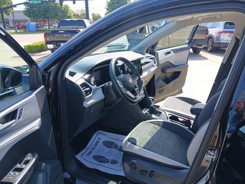 Certified 2025 Volkswagen Taos SE FWD image 9