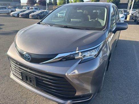 Used 2022 Toyota Sienna LE image 3