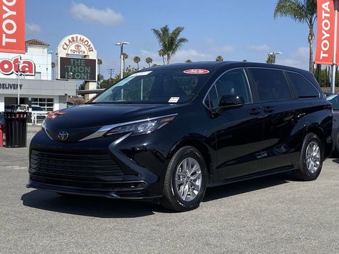 Certified 2026 Toyota Sienna LE FWD image 39