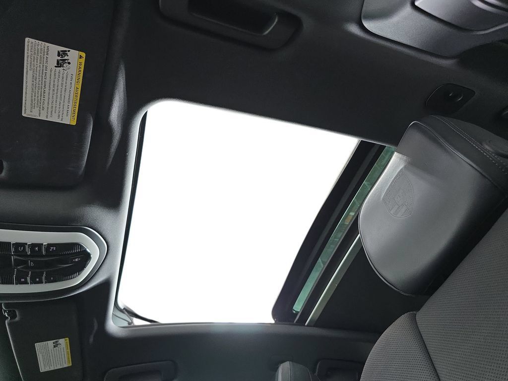 Certified 2023 Porsche Macan AWD/4WD image 28
