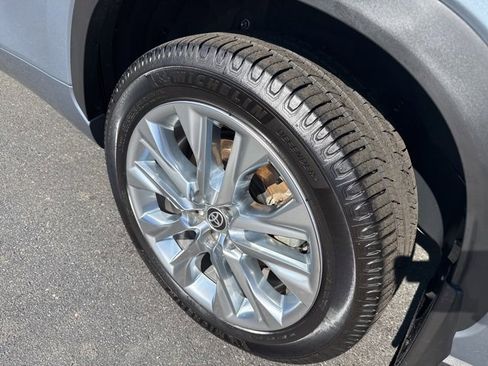 Used 2023 Toyota Highlander L image 37