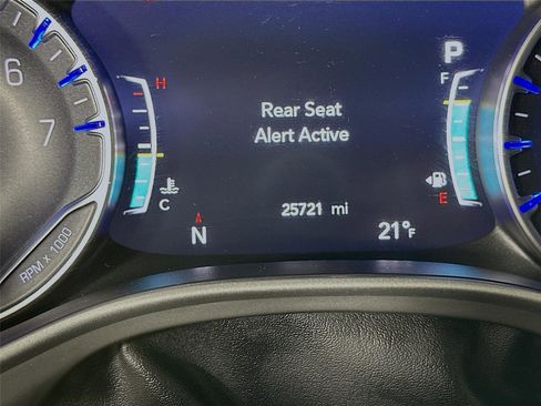 Used 2025 Chrysler Pacifica Select image 13