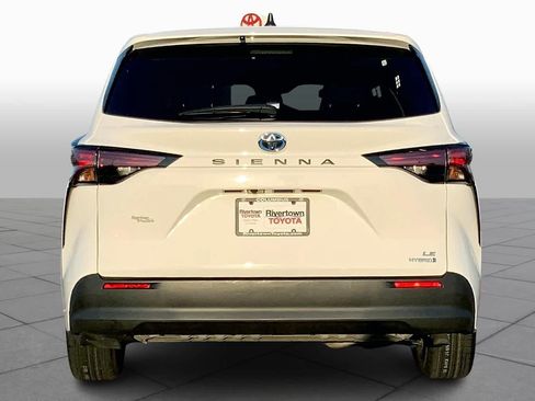Used 2021 Toyota Sienna LE FWD image 5