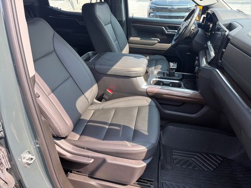 Used 2025 Chevrolet Silverado 1500 LT Trail Boss w/ LT Trail Boss Premium Package AWD/4WD image 24
