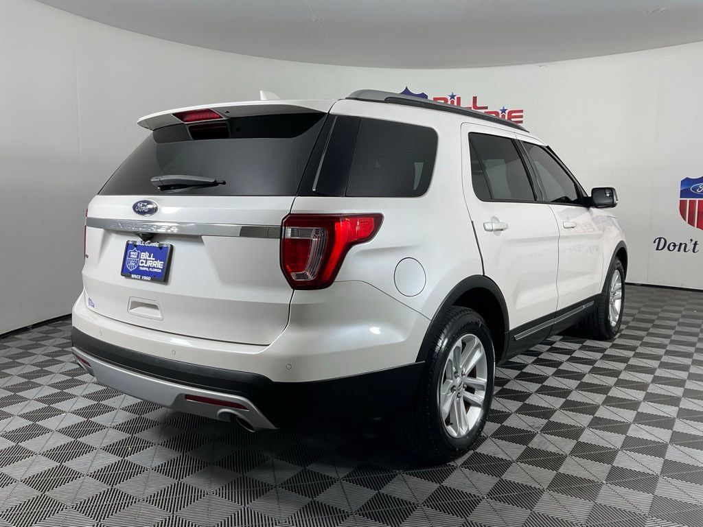 Used 2017 Ford Explorer XLT FWD image 3