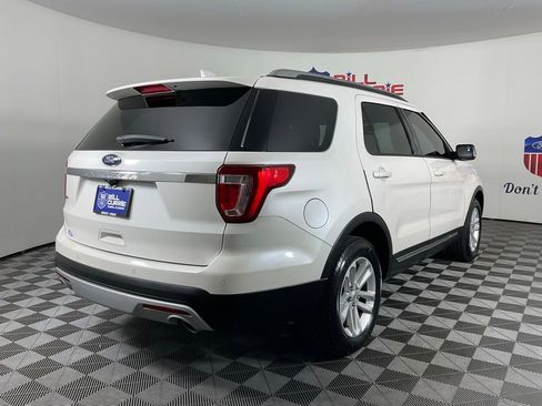 Used 2017 Ford Explorer XLT FWD image 3