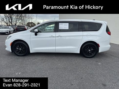 Used 2023 Chrysler Voyager LX image 4